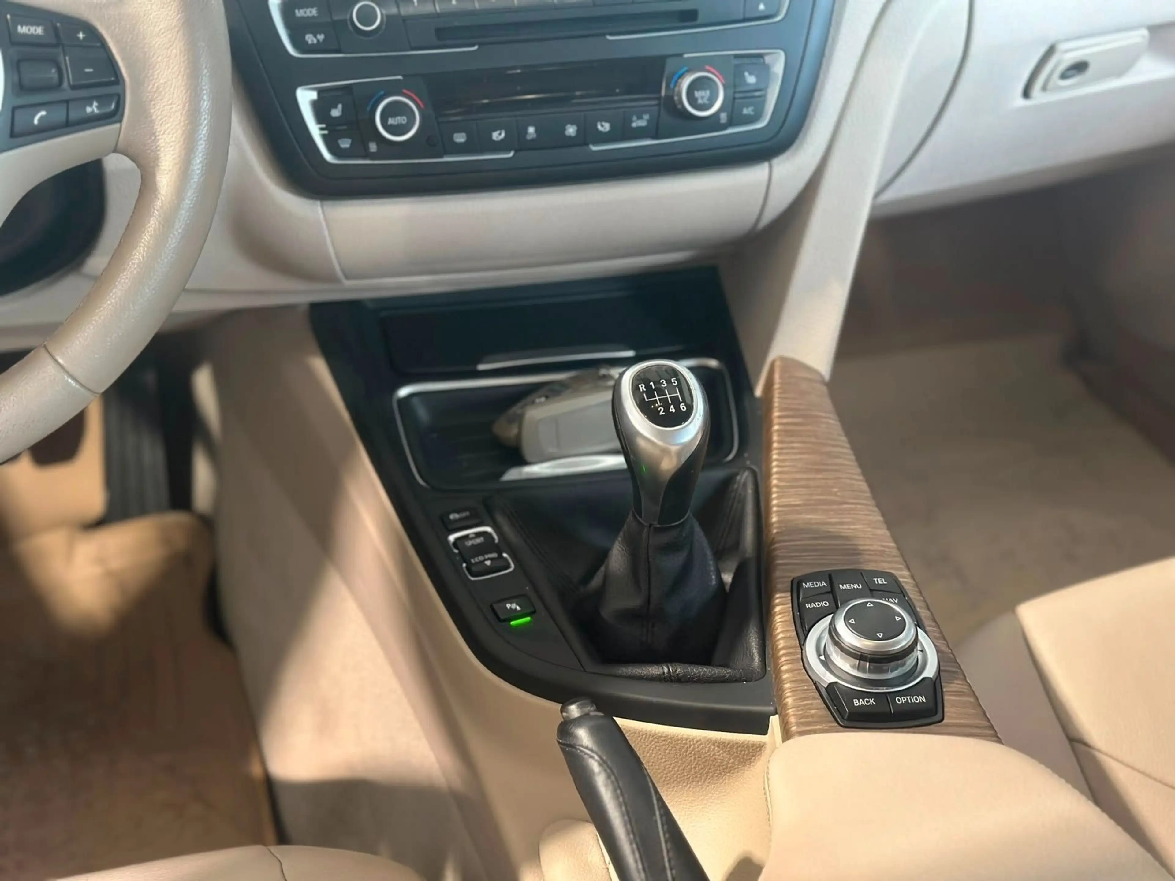 BMW 318 d Touring LEDER NAVI XEN. TOP ZUST. INSP.NEU — photo 11