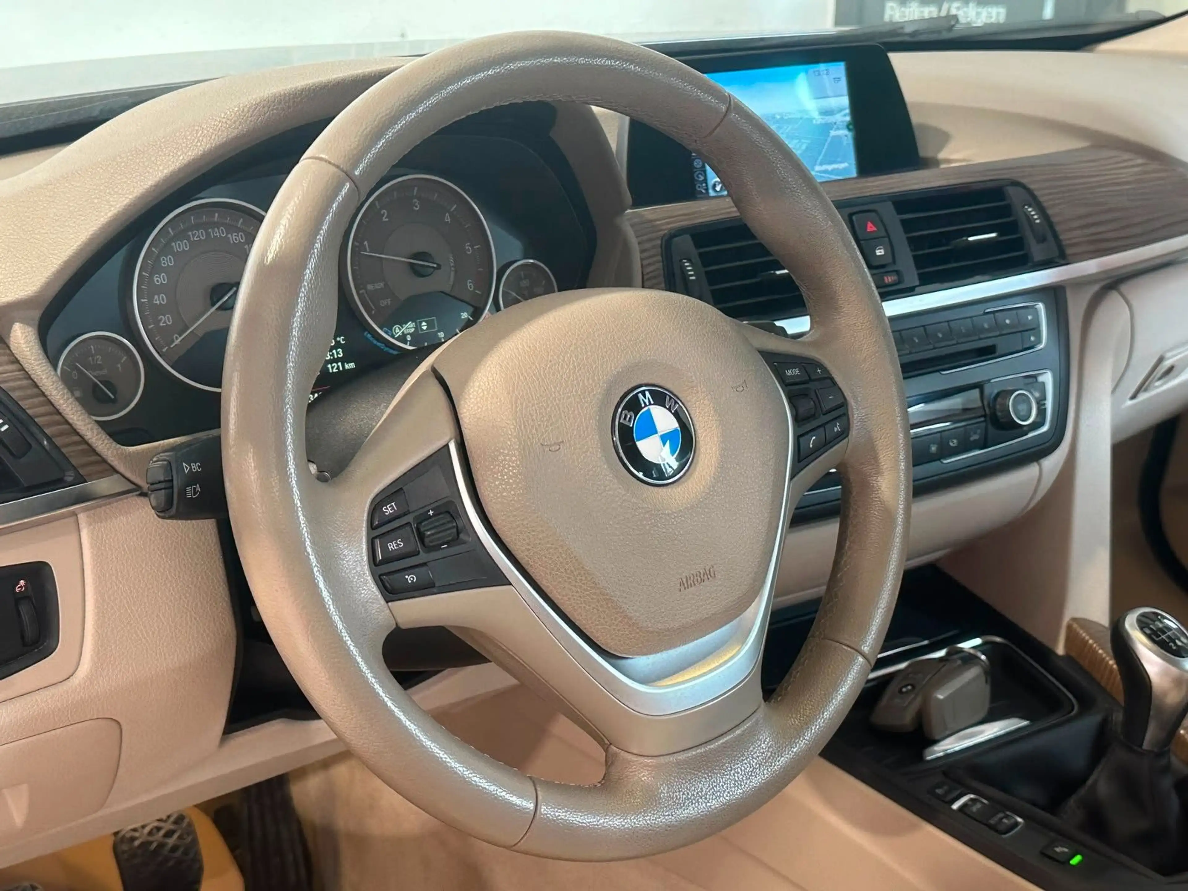 BMW 318 d Touring LEDER NAVI XEN. TOP ZUST. INSP.NEU — photo 9