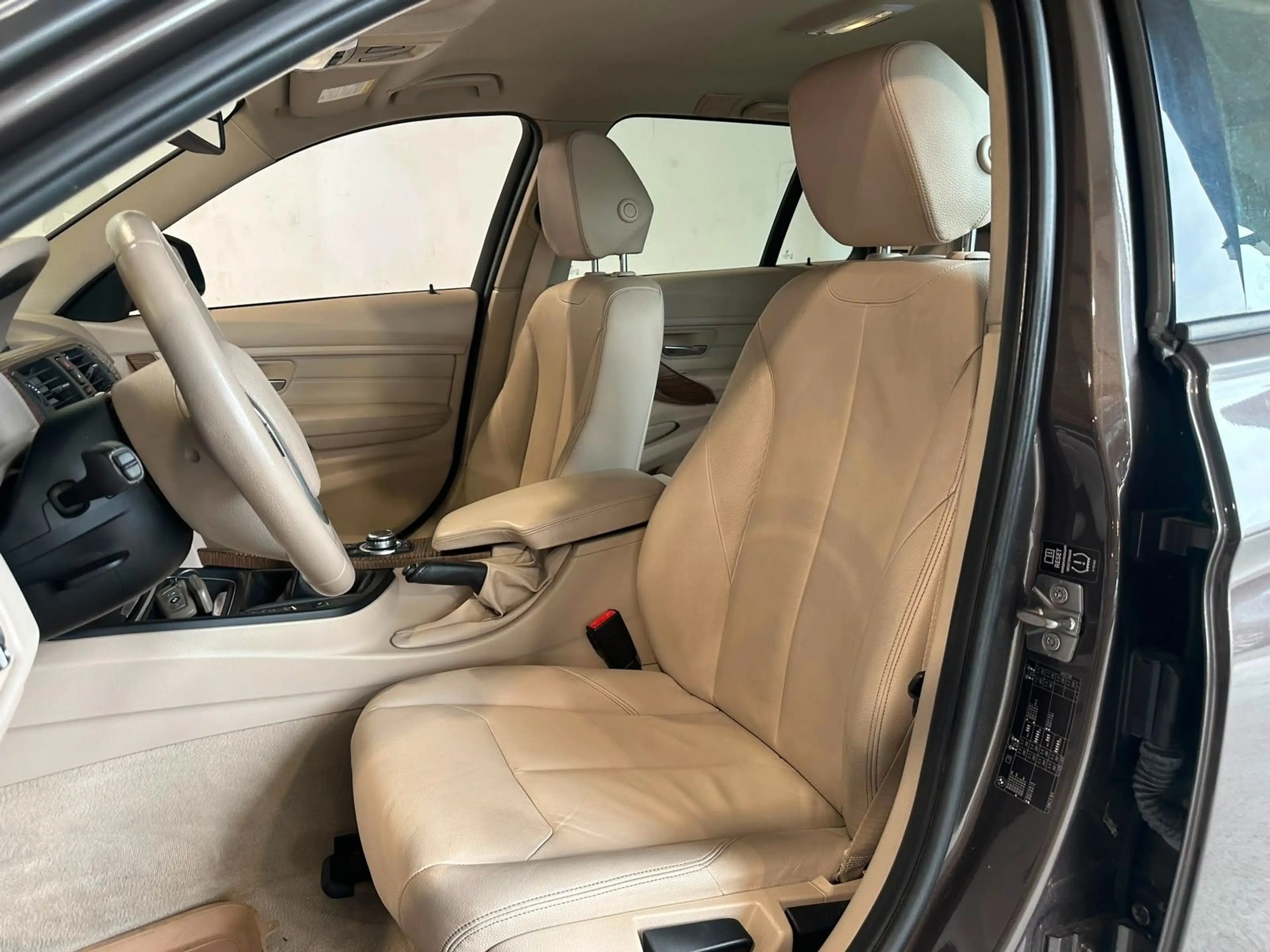 BMW 318 d Touring LEDER NAVI XEN. TOP ZUST. INSP.NEU — photo 7