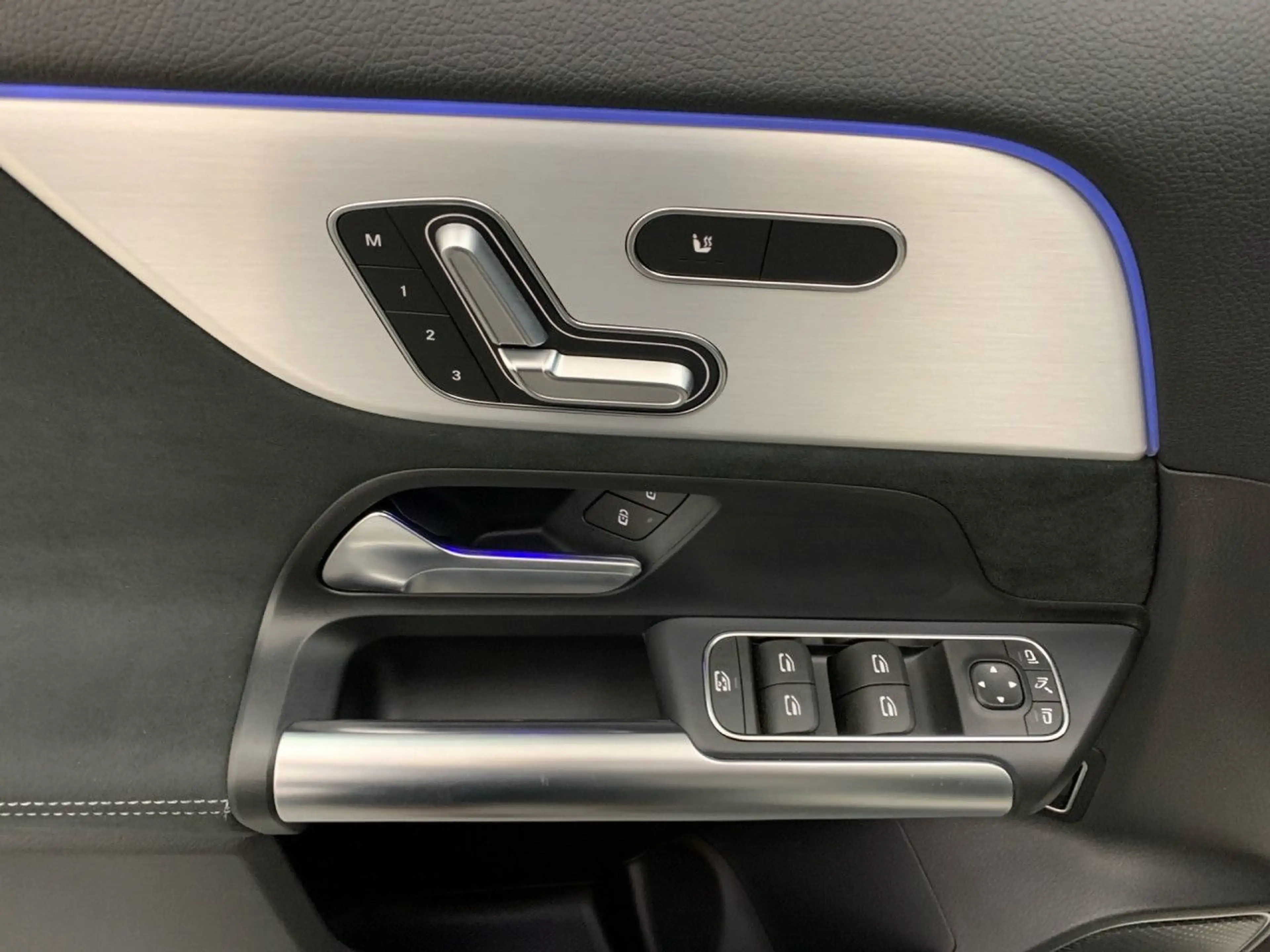 Mercedes-Benz GLA 200 AMG Multibeam Burmester Night Keyl-GO PTS — photo 14