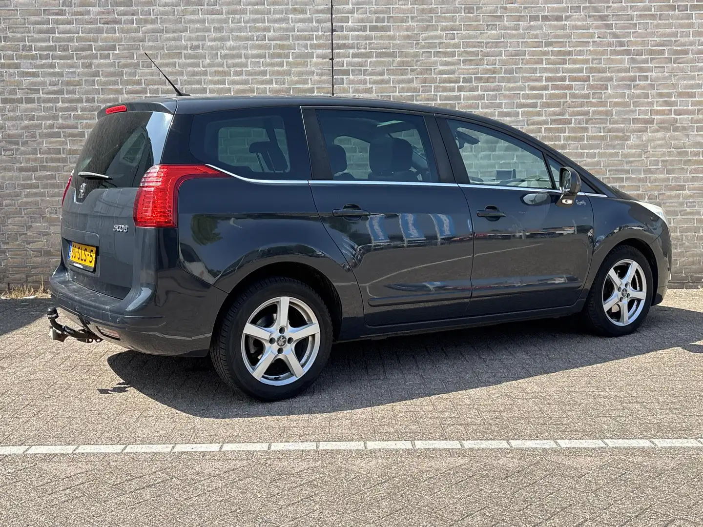 Peugeot 5008 1.6 THP Family 5p. | Pano | Climate | Cruise | Nav Grijs - 2