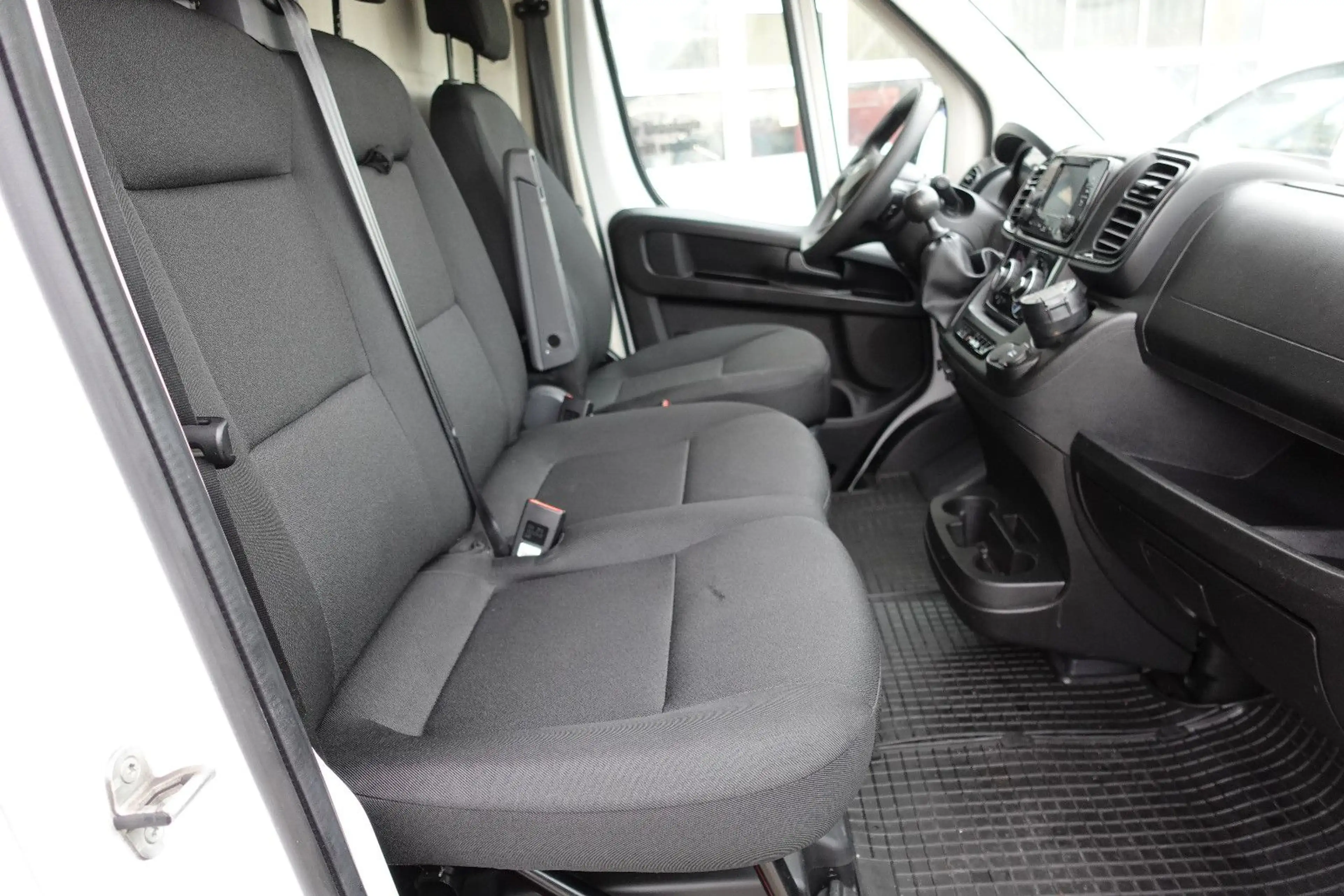 Peugeot Boxer Kasten Hochraum 335 L3H2 BlueHDi 180 — photo 4