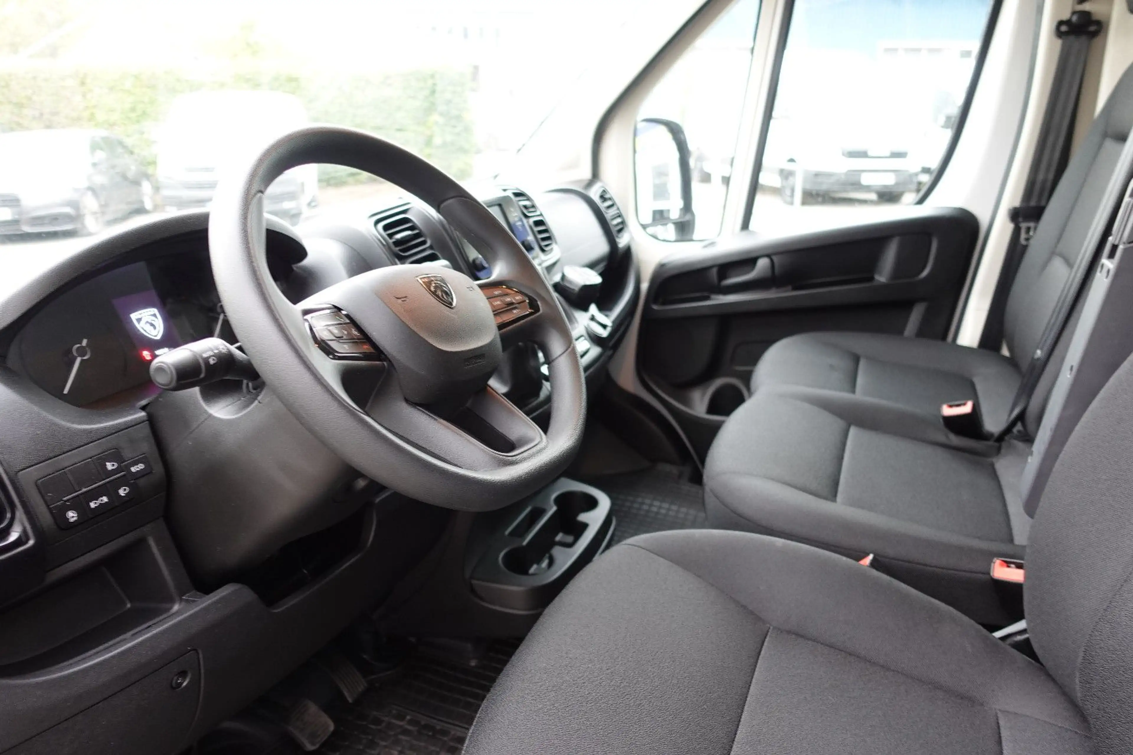 Peugeot Boxer Kasten Hochraum 335 L3H2 BlueHDi 180 — photo 7