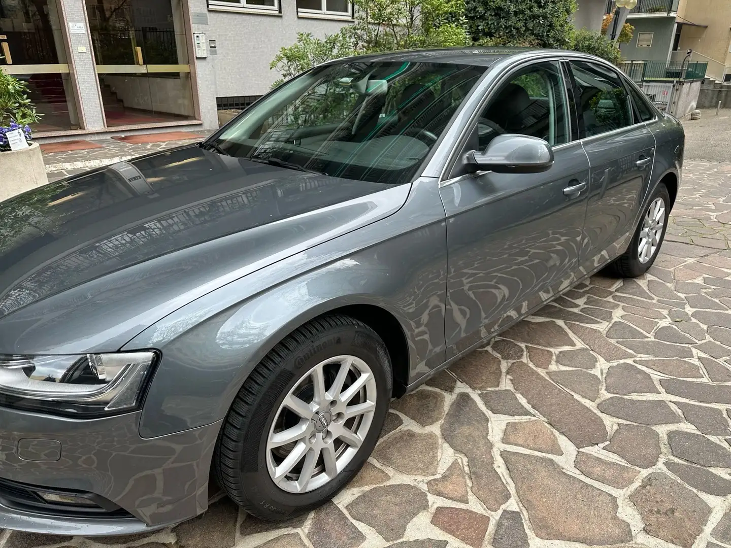Audi A4 business siva - 1