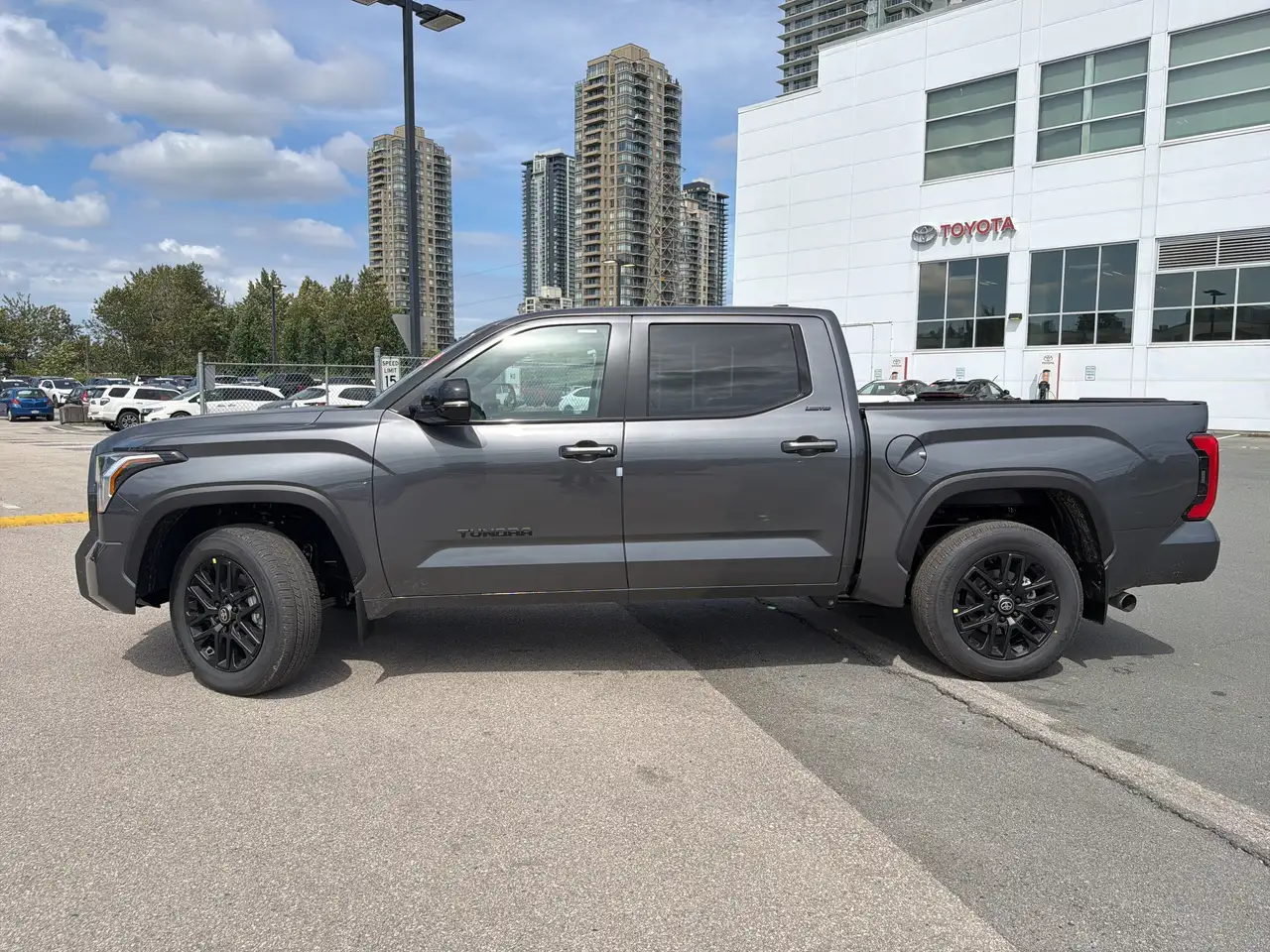 Toyota Tundra снимка Toyota Tundra