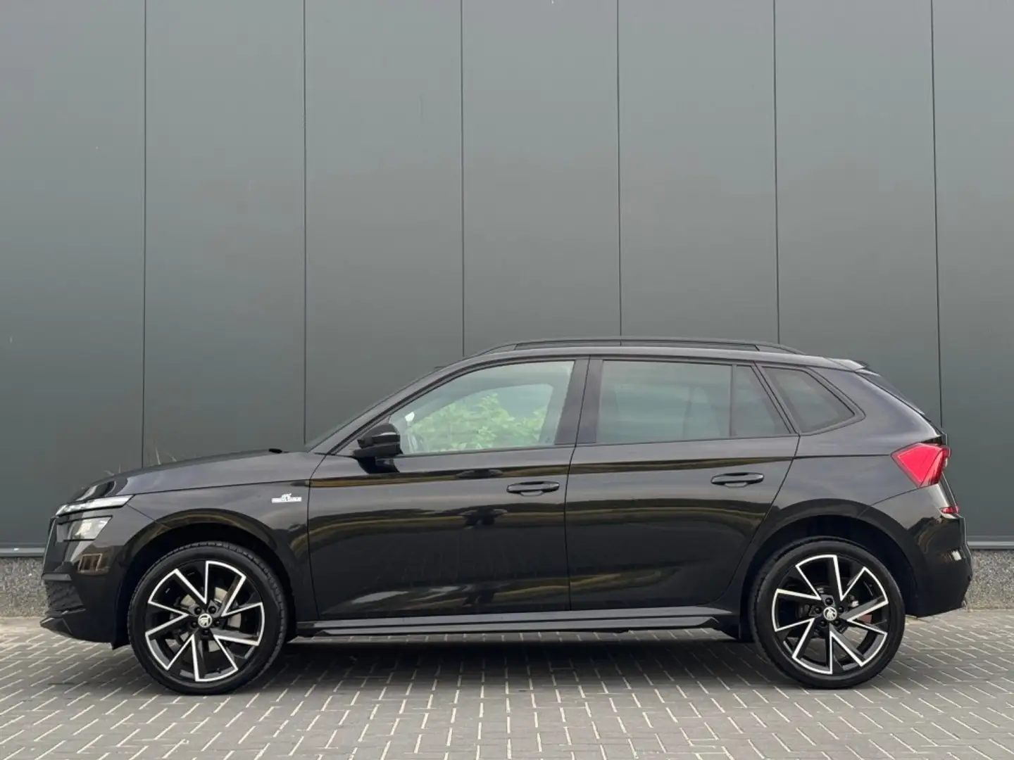Skoda Kamiq 1.5 TSI MONTE CARLO M2021 PANO CARPLAY PDC SPORTVE Zwart - 2