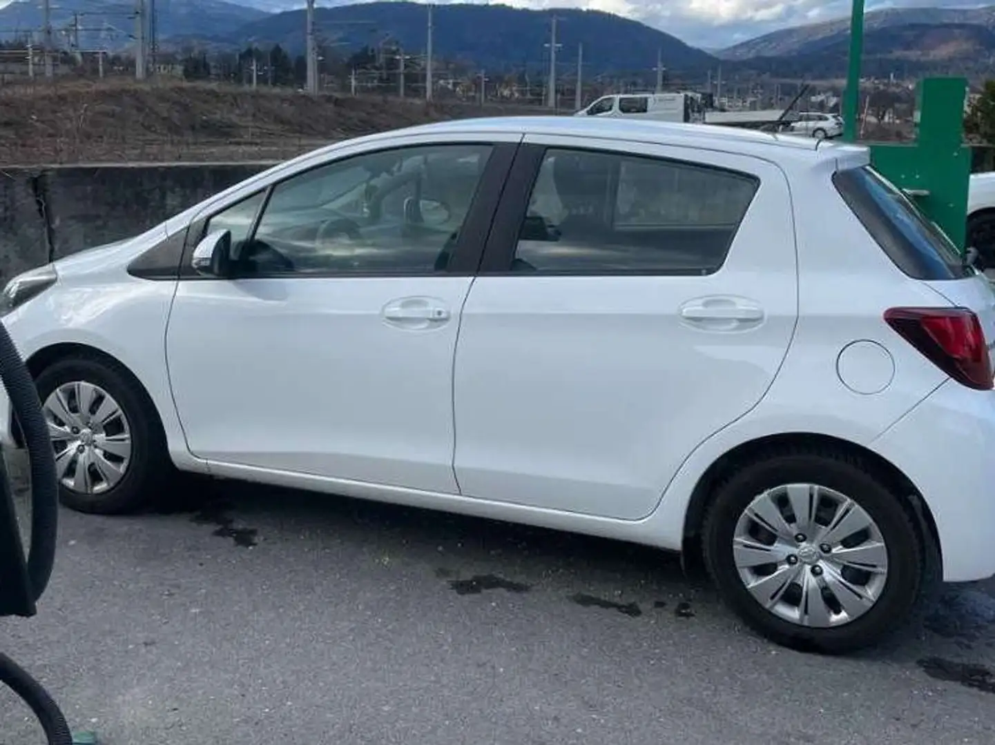Toyota Yaris Yaris 1,0 VVT-i Active Active Weiß - 2