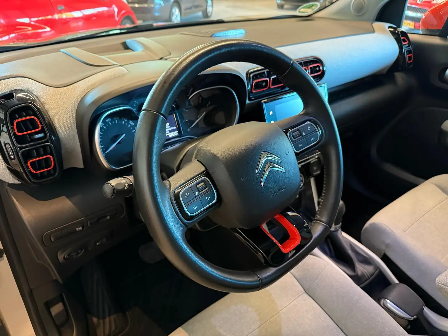 Citroen C3 Aircross 1.2 PureTech AUTOMAAT S&S SHINE/CLIMA AIRCO/APPLE Grijs - 2