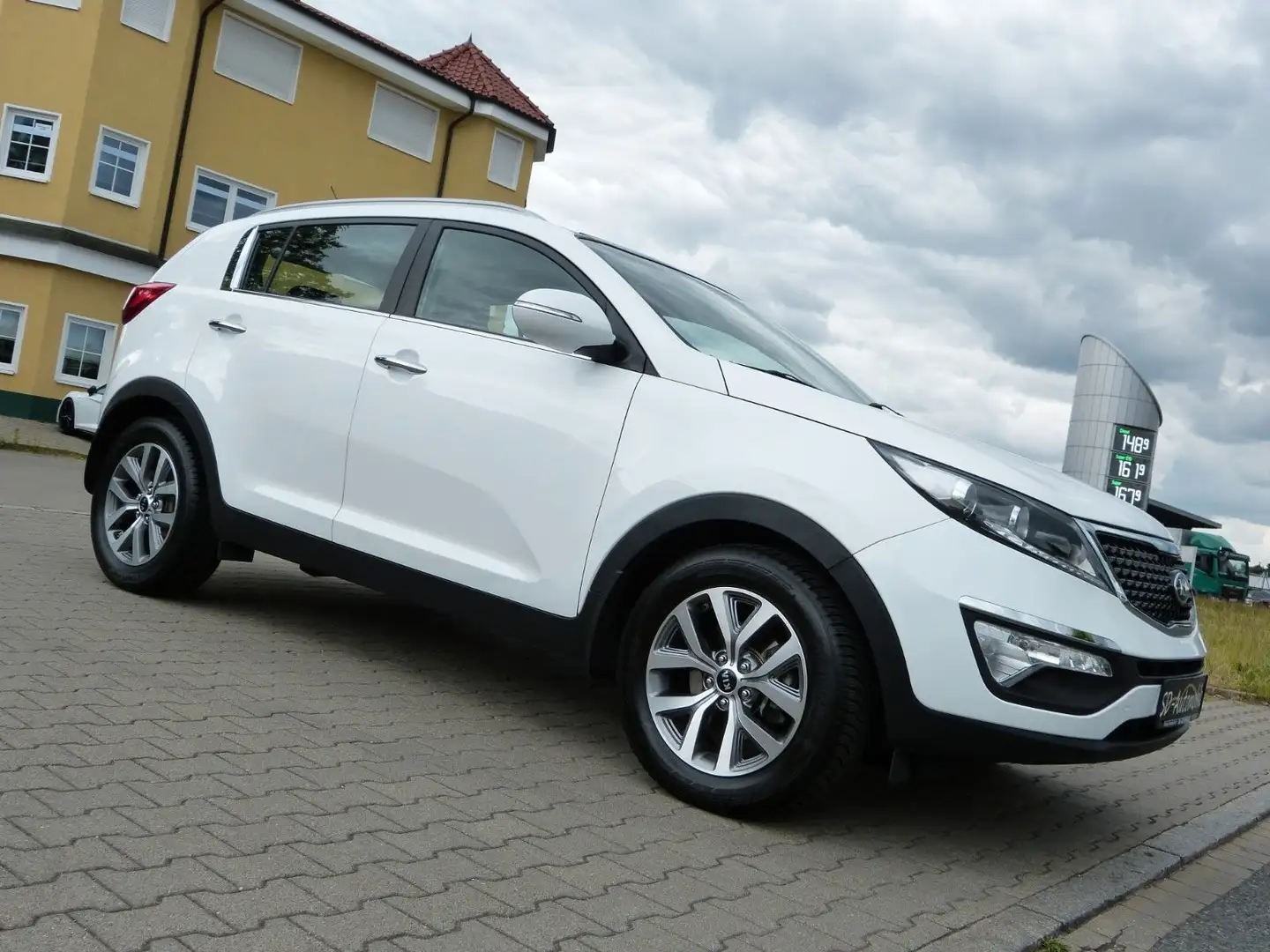 Kia Sportage Spirit 2WD Autom. *Navi*Pano*AHK*CAM* Blanc - 2