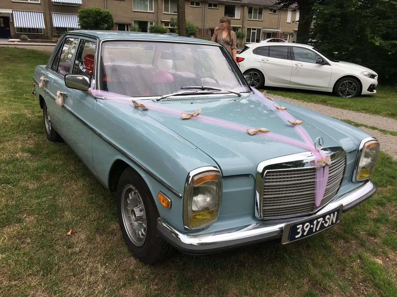 Mercedes-Benz 200 W115. Geweldige oldtimer en super auto om in te trouwen. De kleur is een geweldige eyecatcher., foto 2
