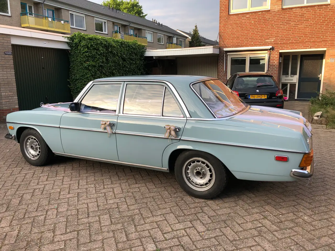 Mercedes-Benz 200 W115. Geweldige oldtimer en super auto om in te trouwen. De kleur is een geweldige eyecatcher., foto 3