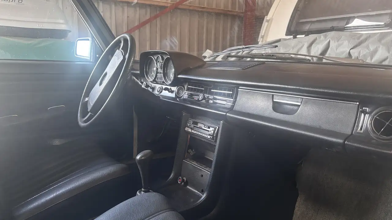 Mercedes-Benz 200 W115. Geweldige oldtimer en super auto om in te trouwen. De kleur is een geweldige eyecatcher., foto 5