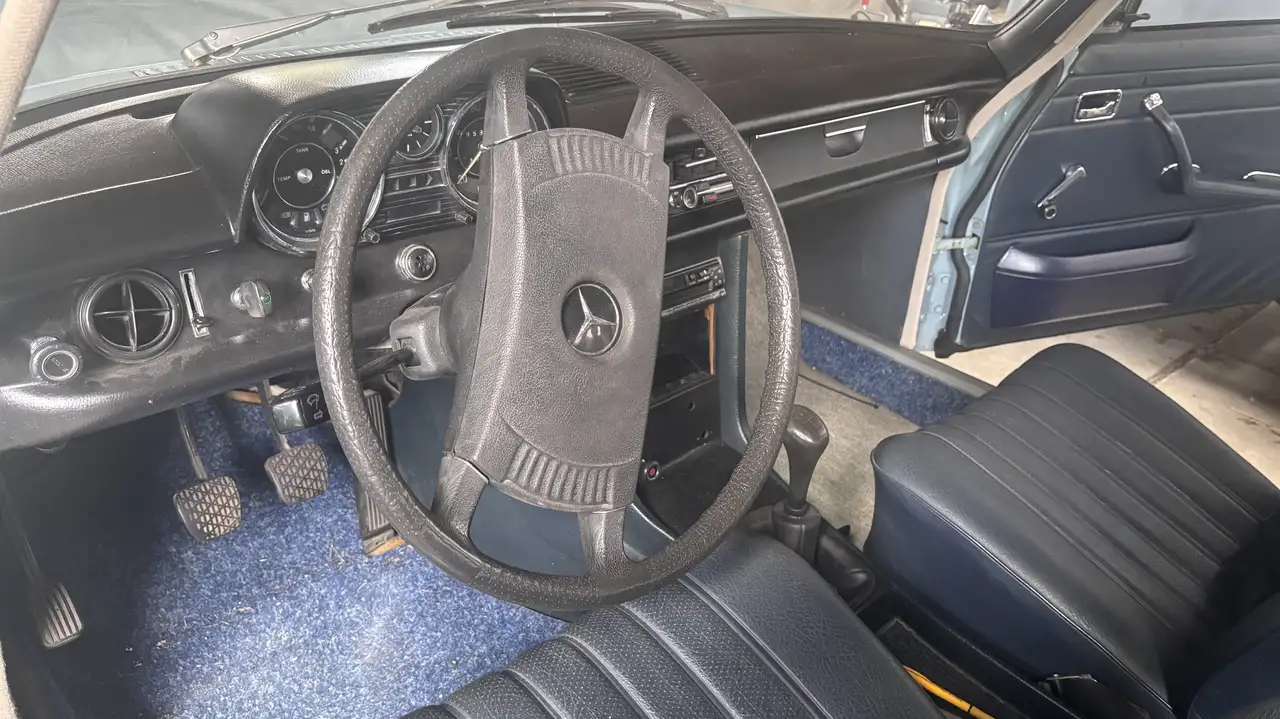 Mercedes-Benz 200 W115. Geweldige oldtimer en super auto om in te trouwen. De kleur is een geweldige eyecatcher., foto 4