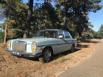 W115. Geweldige oldtimer en super auto om in te trouwen. De kleur is een geweldige eyecatcher.