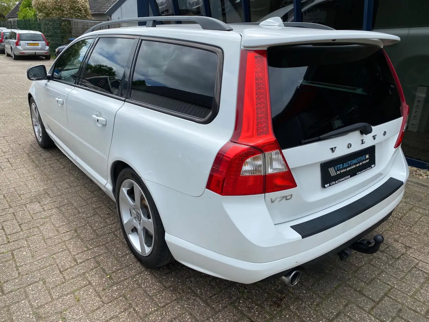 Volvo V70 2.5FT R-Design 230PK Automaat LEER / XENON / PDC / Blanco - 2