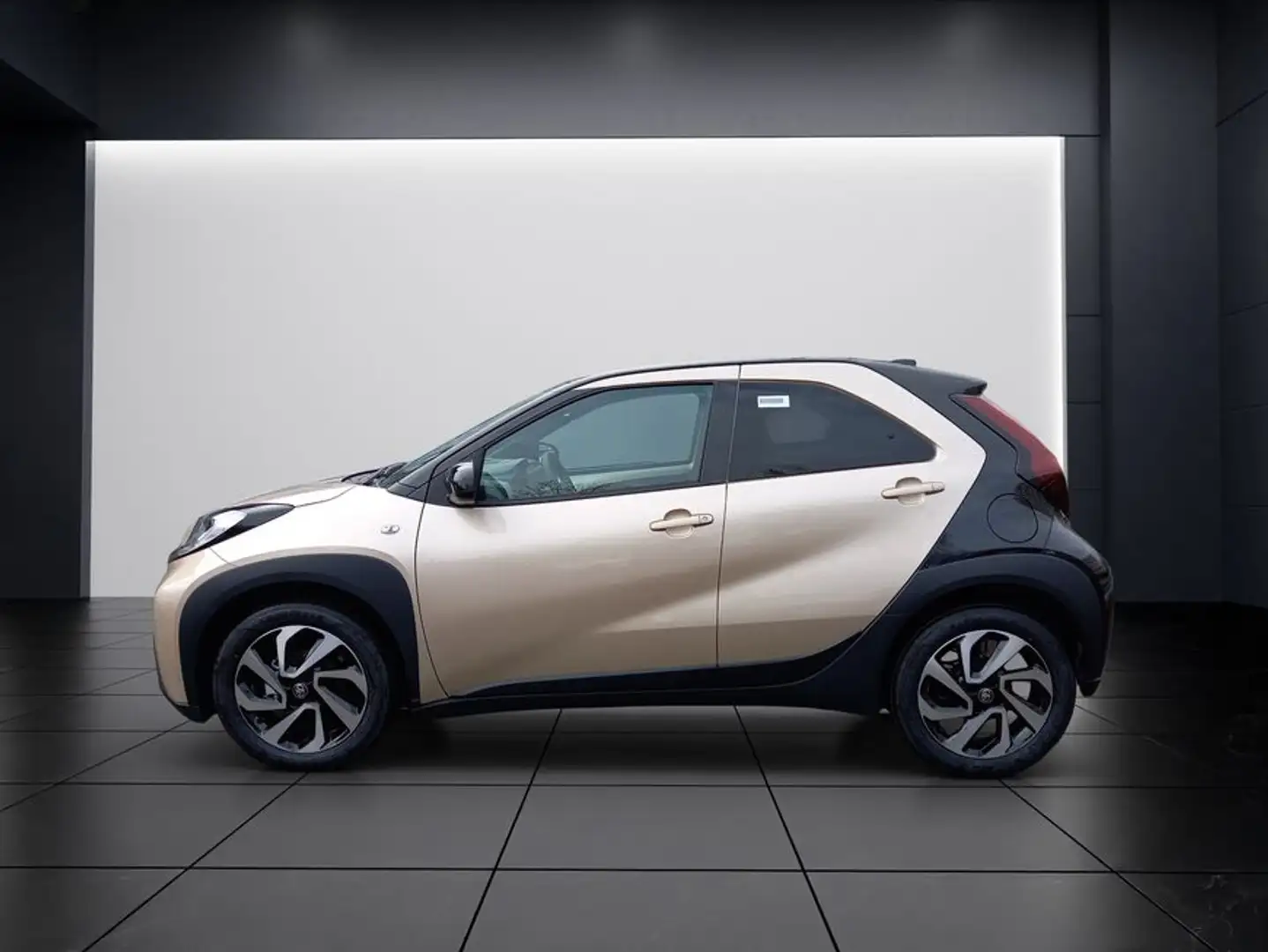 Toyota Aygo X X S-CVT Teamplayer Beige - 2
