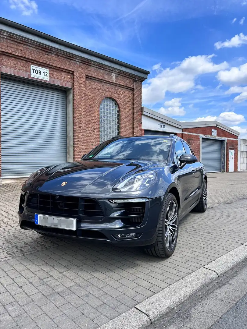 Porsche Macan GTS Burmester- STHZ -360-Sport Design Grau - 2
