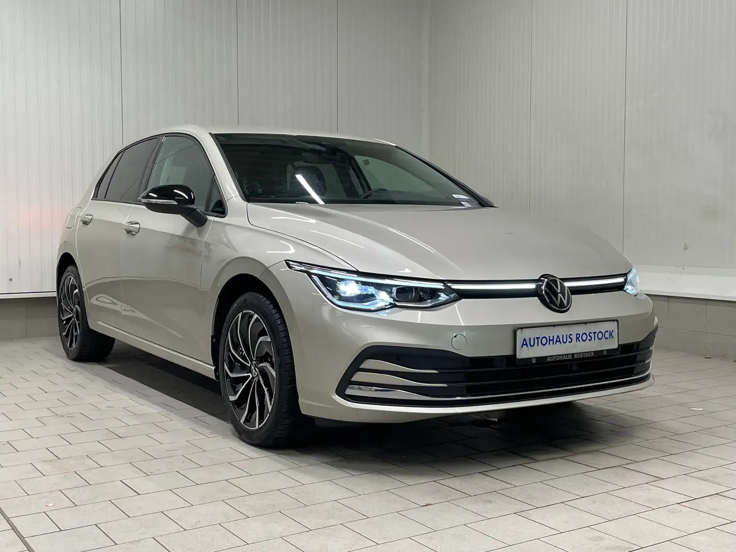Volkswagen Golf VIII Move 1.0 eTSI DSG SHZ PDC ACC Silber - 2