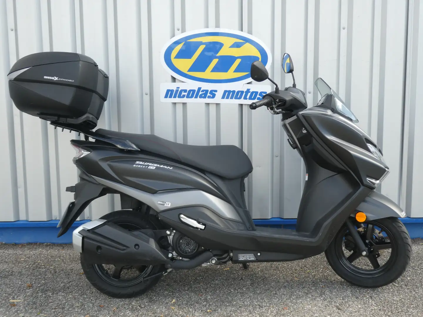 Suzuki Burgman 125 Negro - 1