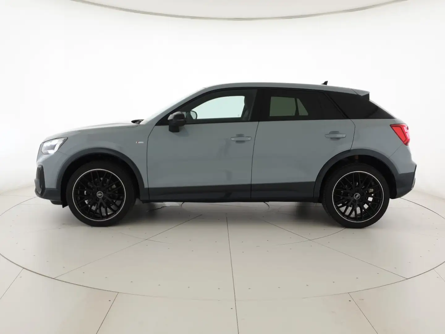 Audi Q2 40TFSI 190CV quattro S tronic Identity Black Grigio - 2