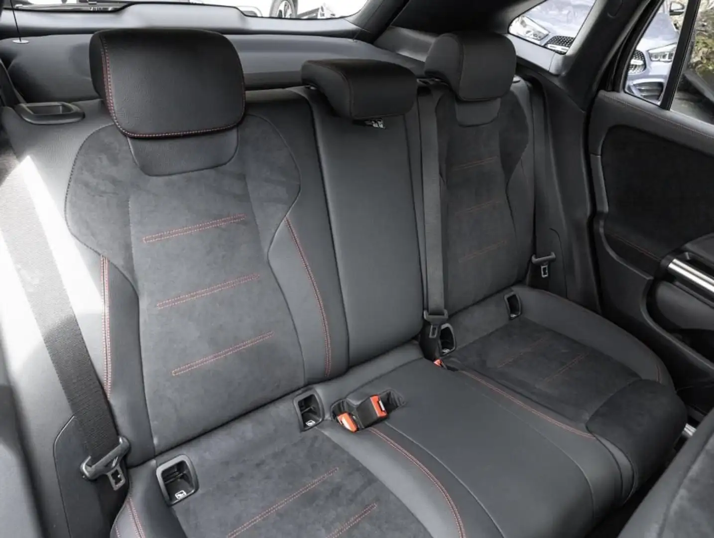 Mercedes-Benz GLA 200 Luxury Line Zwart - 2