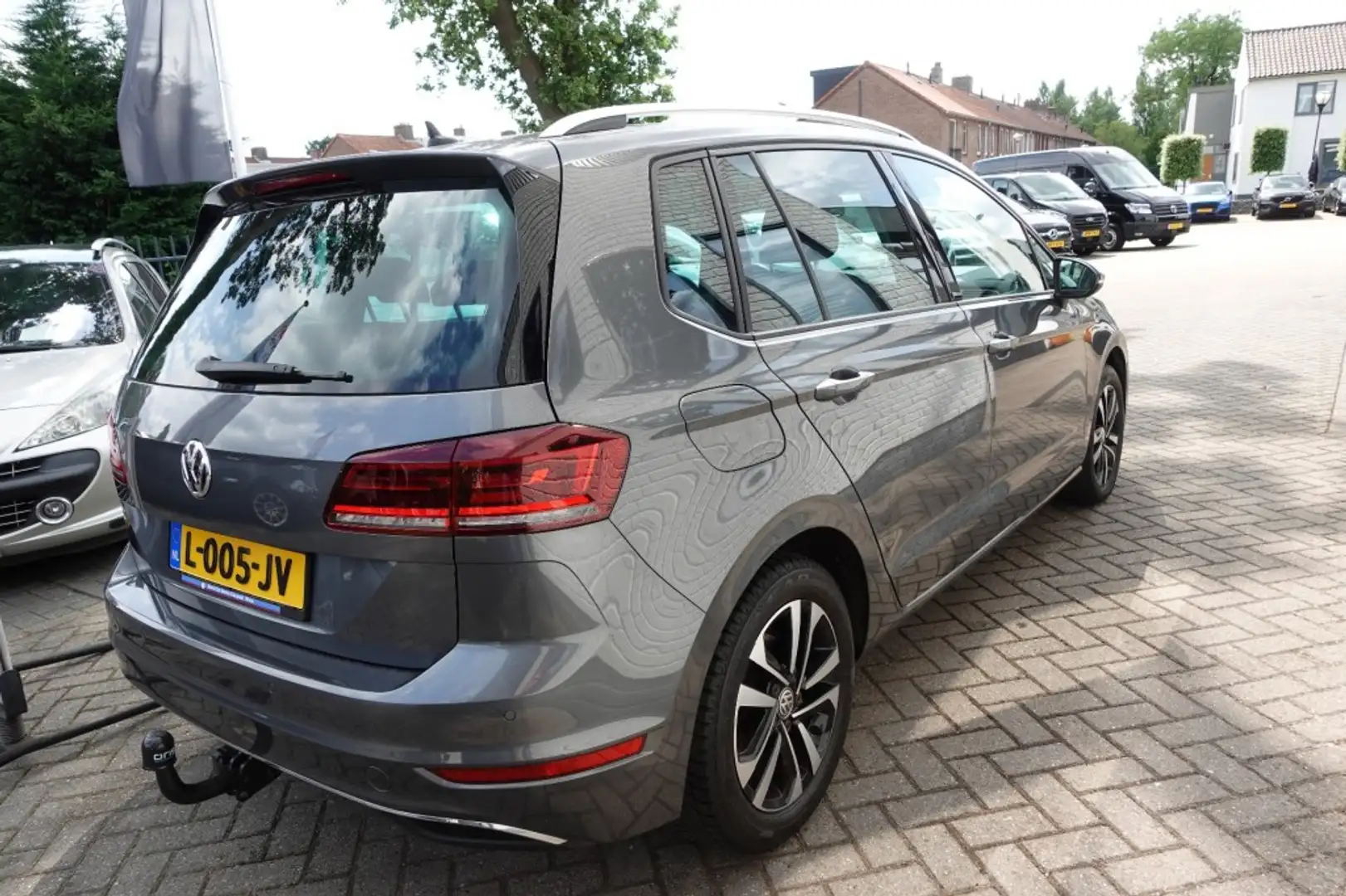 Volkswagen Golf Sportsvan 1.5 TSI UNITED Edition Winter pack Trekhaak All-se Grijs - 2