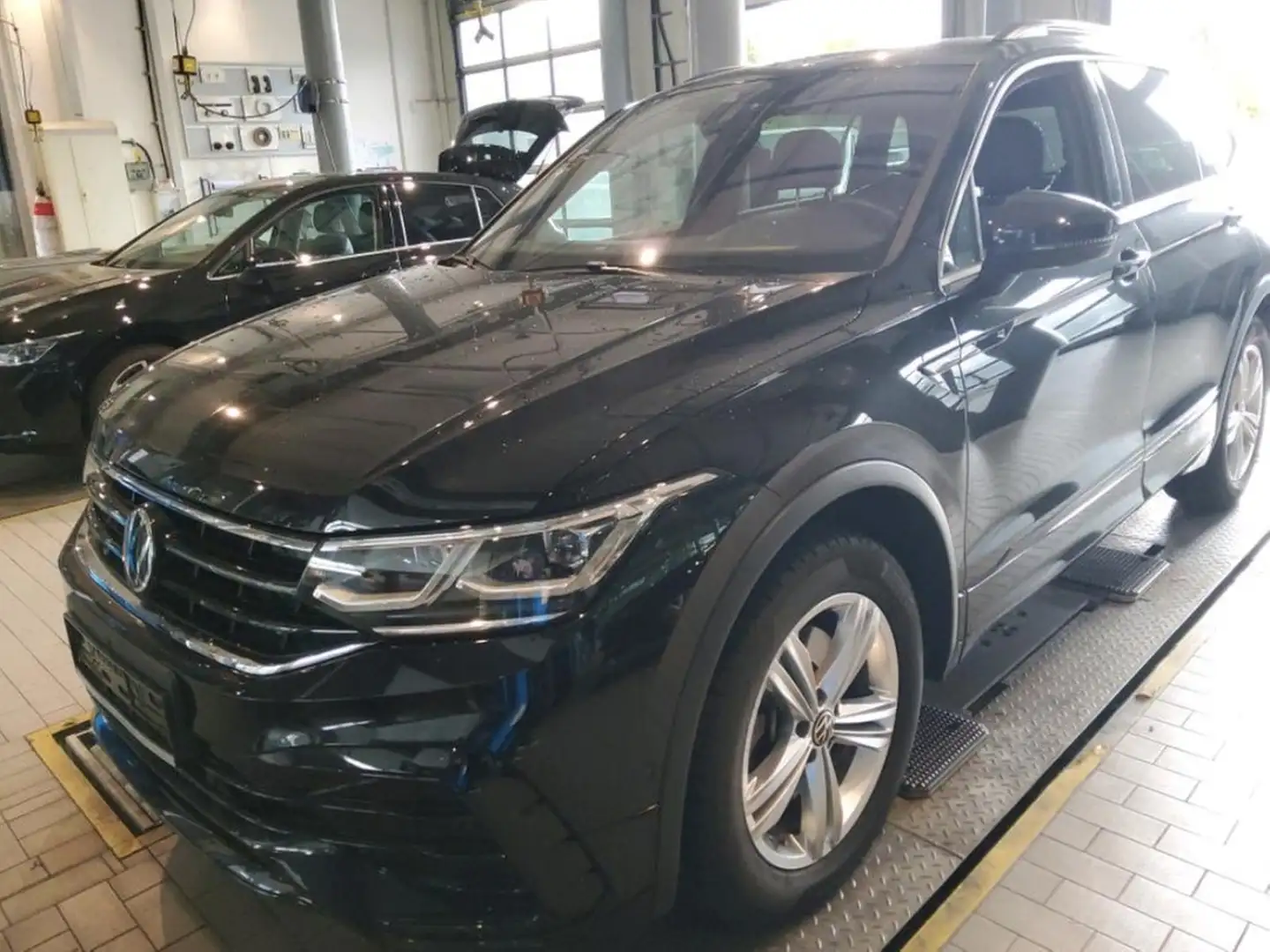Volkswagen Tiguan Allspace 2.0 TDI DSG 4M R-Line Black Style Schwarz - 2