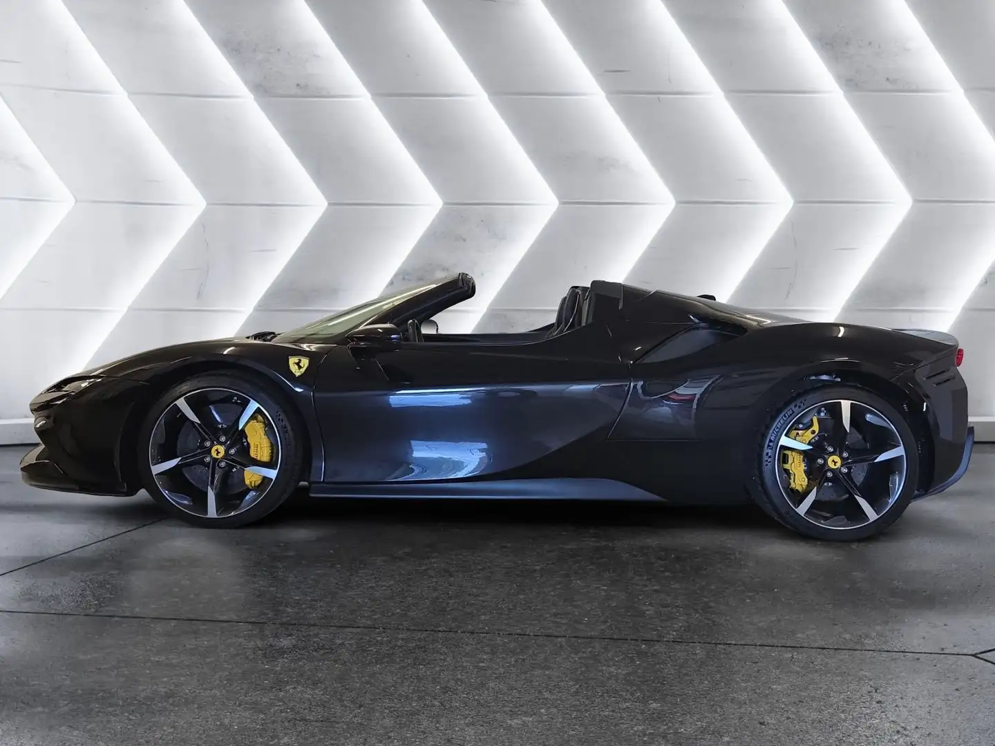 Ferrari SF90 Spider PHEV - Nero-Daytona + Giallo-Modena Schwarz - 2
