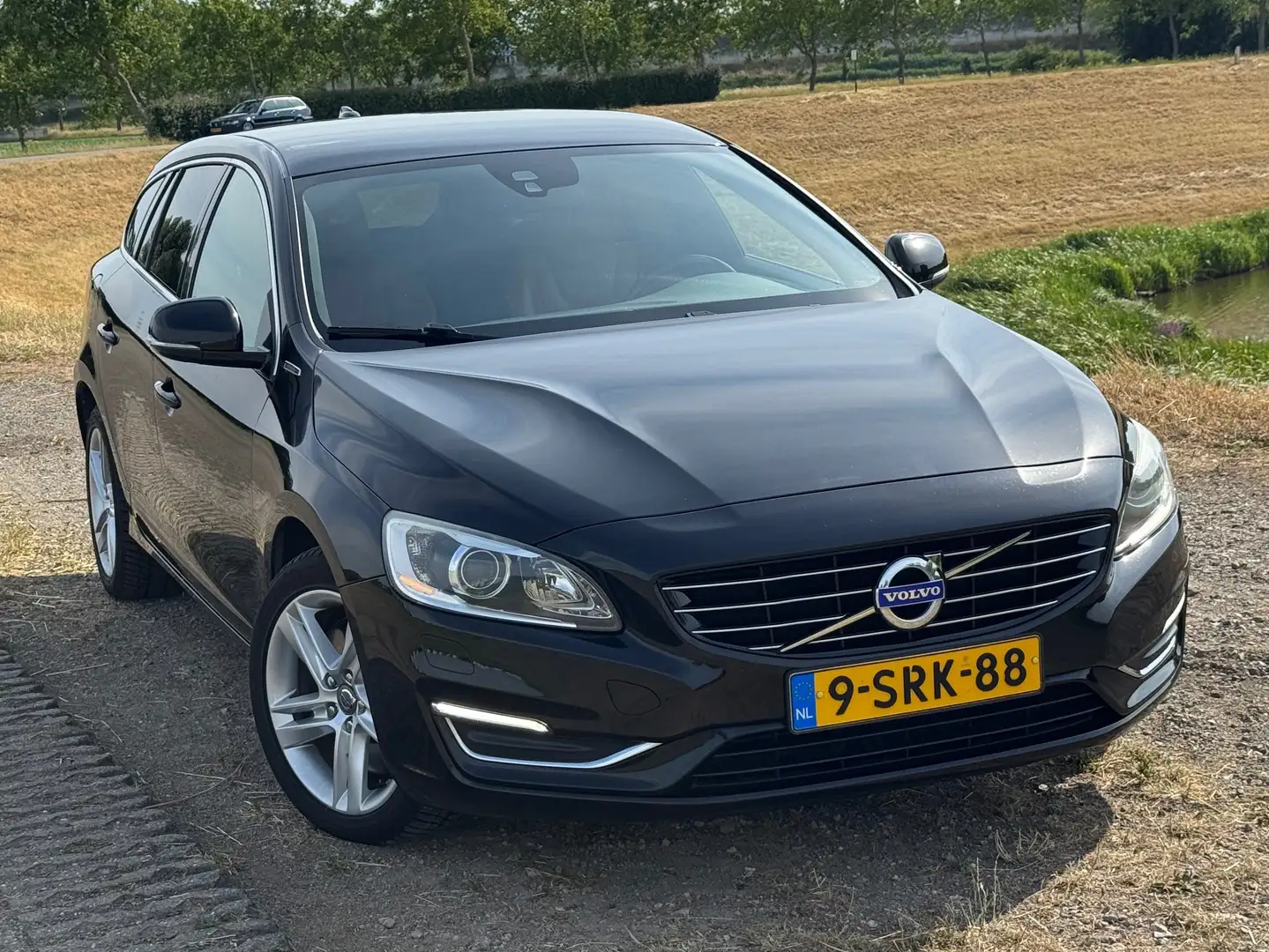 Volvo V60 V60 2.4 D6 AWD Hybrid Zwart - 1