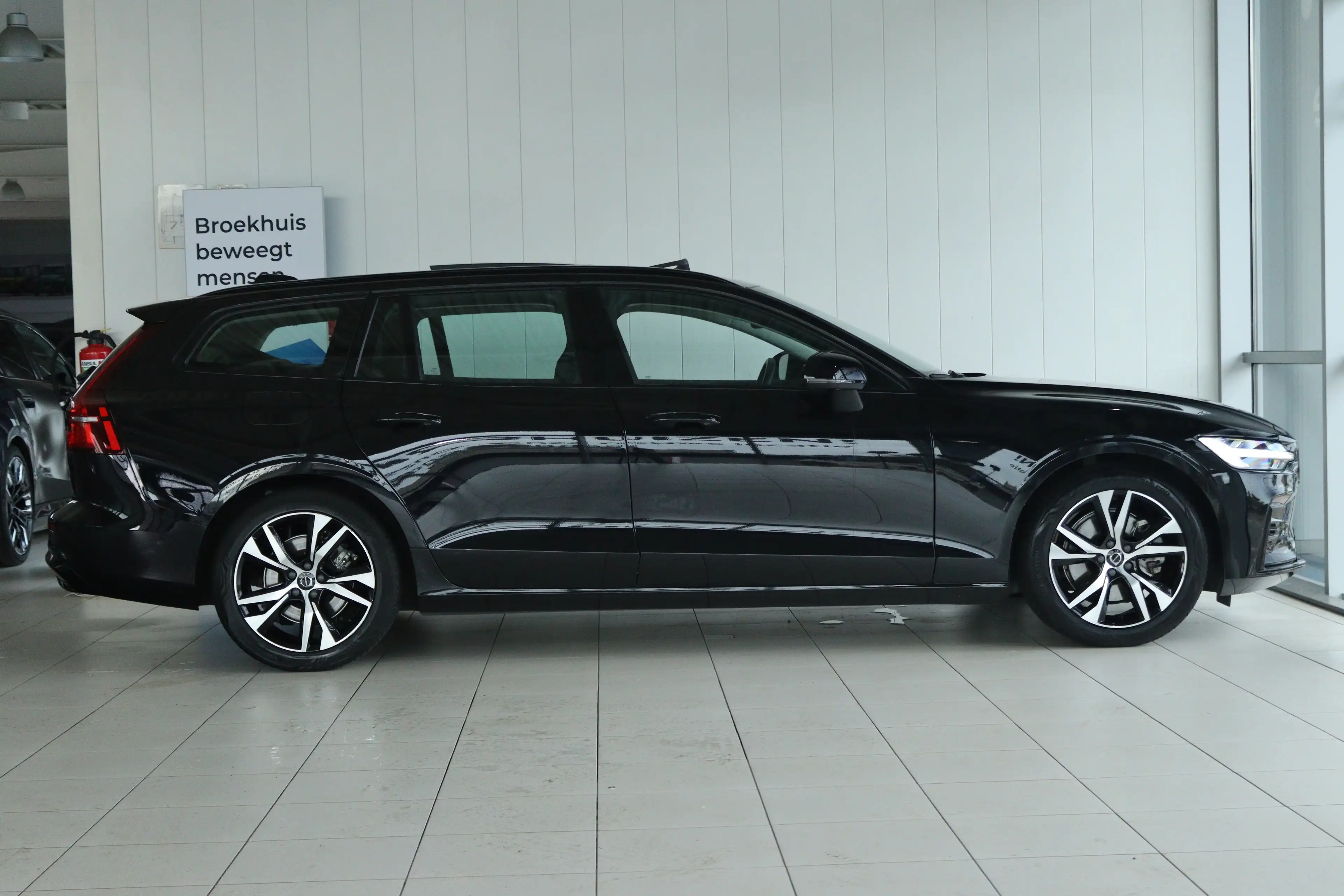 Volvo V60 2.0 B3 Plus Dark | Adapt. Cruise | Trekhaak | Schu — photo 13