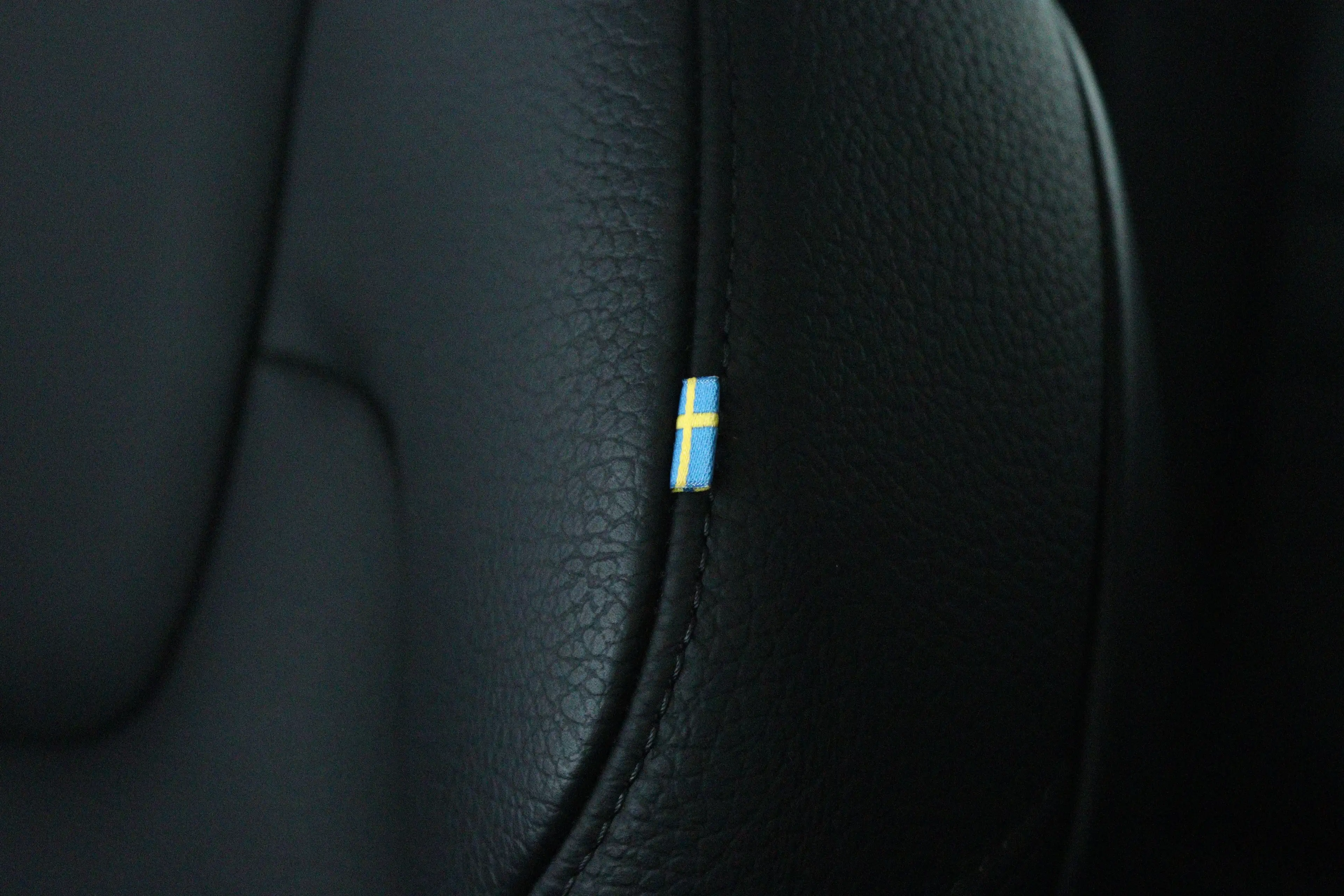 Volvo V60 2.0 B3 Plus Dark | Adapt. Cruise | Trekhaak | Schu — photo 37