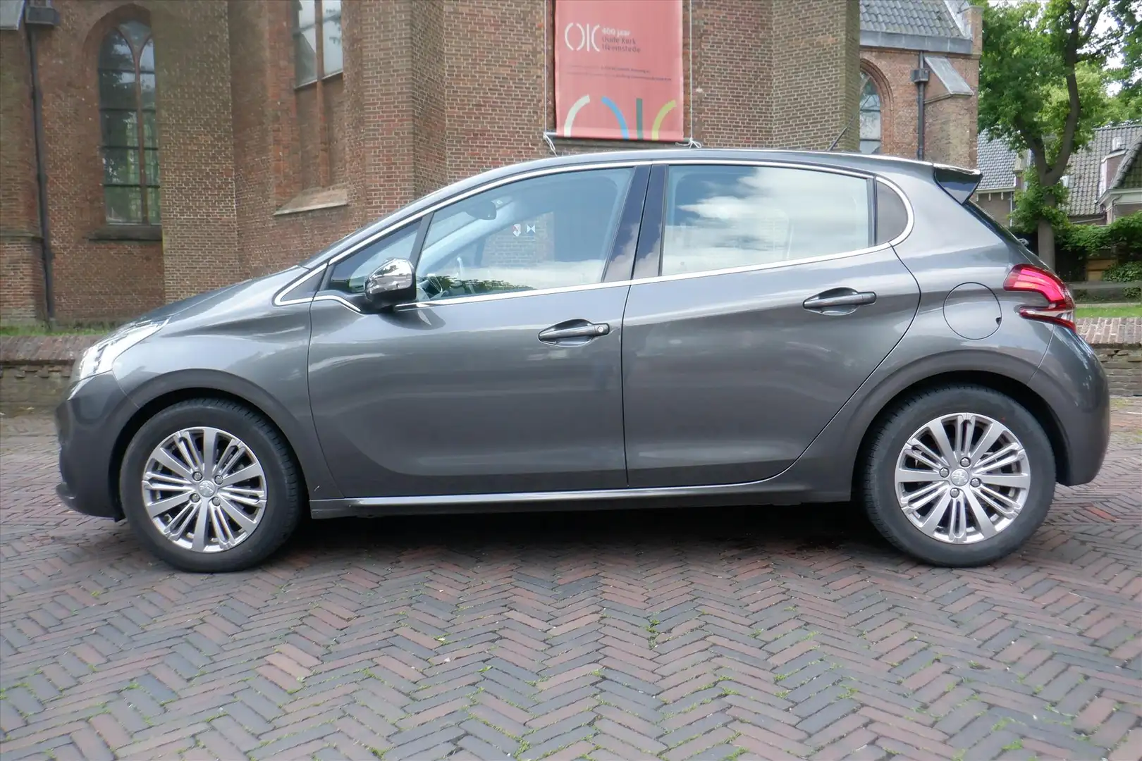 Peugeot 208 1.2 Puretech 110pk 5D EAT6 Allure Grijs - 2