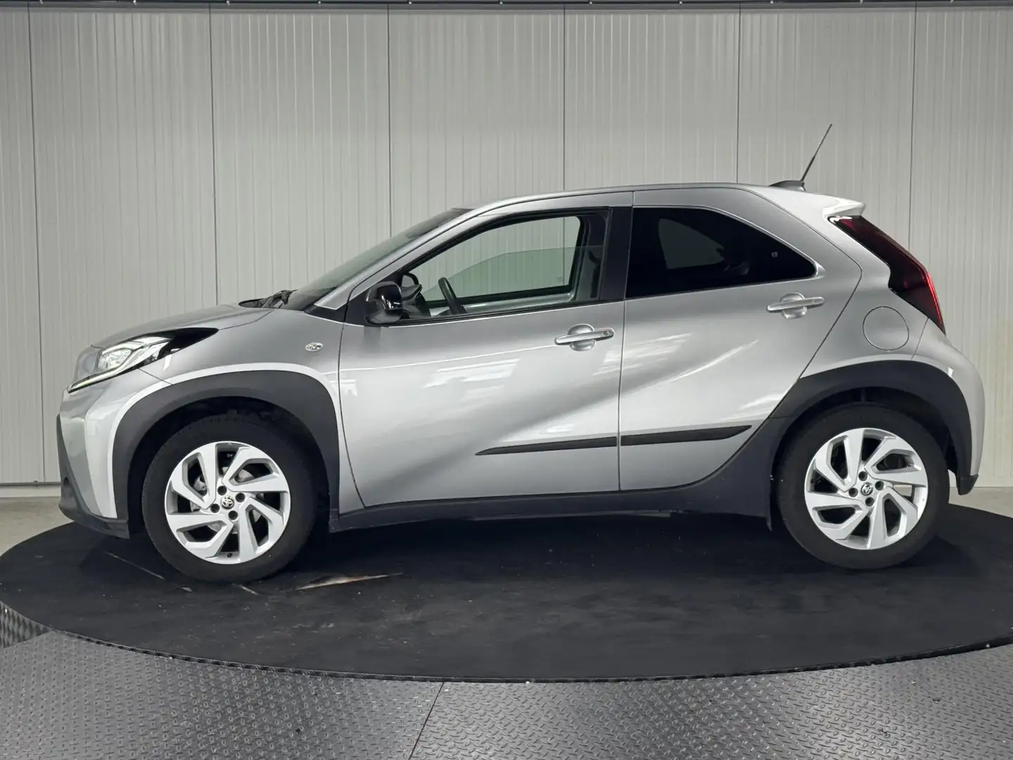 Toyota Aygo X 1.0 VVT-i MT First Edition NL Camera Cruise Grijs - 2