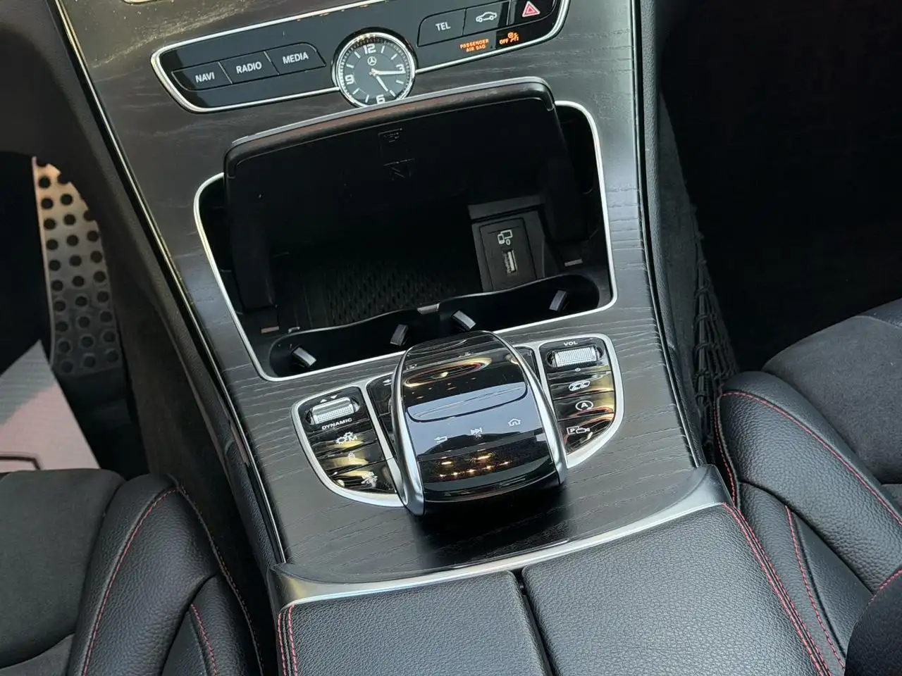 Mercedes-Benz C-Class снимка Mercedes-Benz C-Class