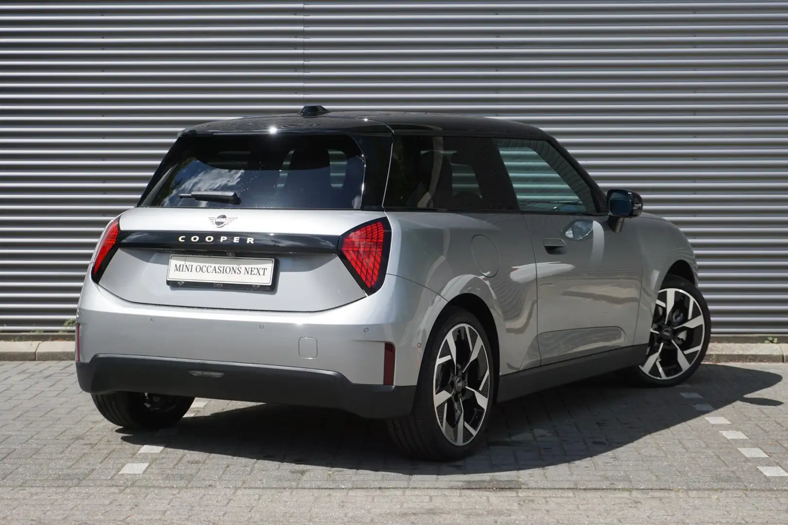MINI Cooper E 3-deurs Favoured Trim | Pakket M | Comfort Access Grijs - 2