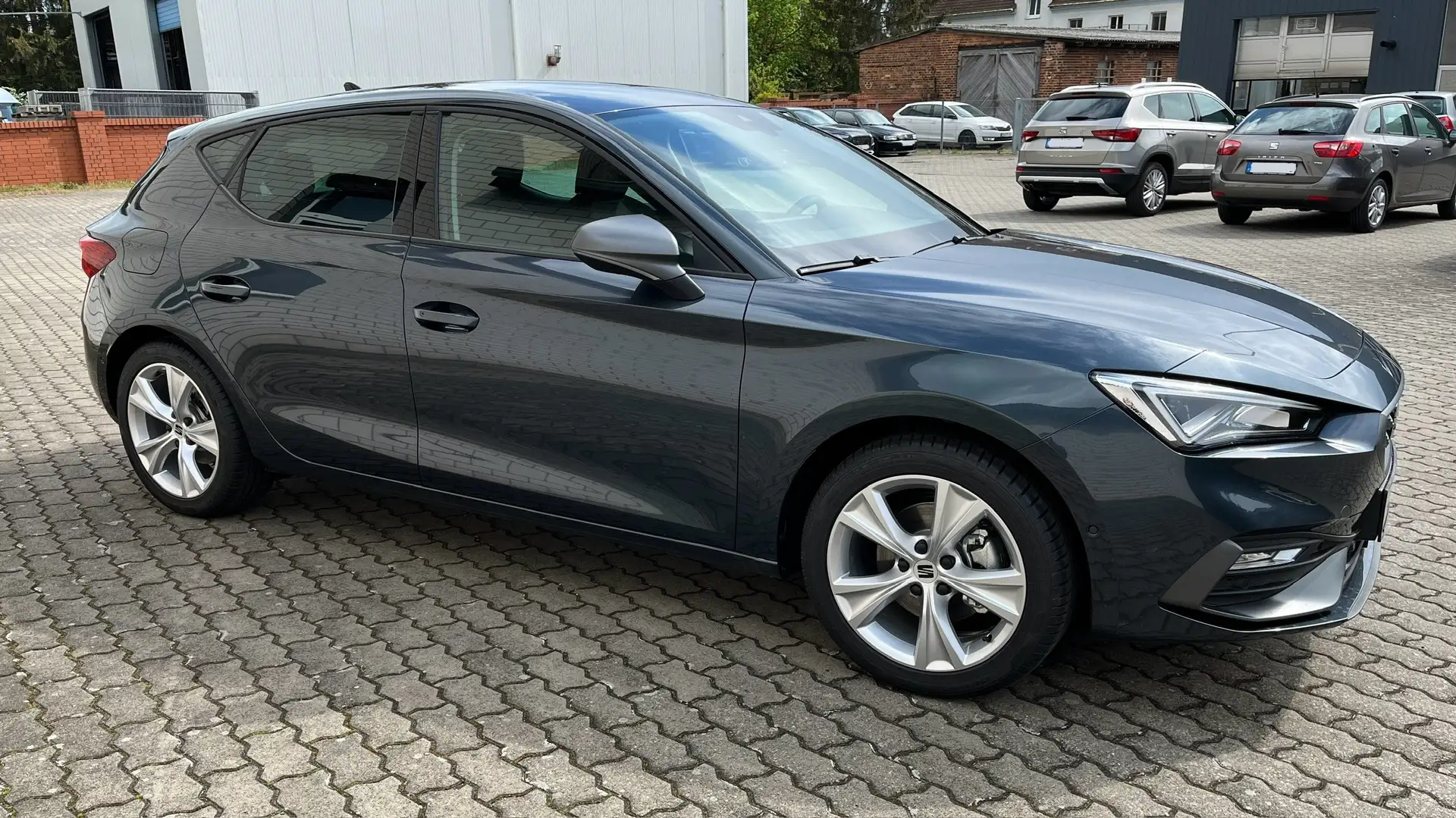 SEAT Leon 1.0 TSI FR *ACC, Navi, Kamera, FullLink, Garantie* Gris - 1