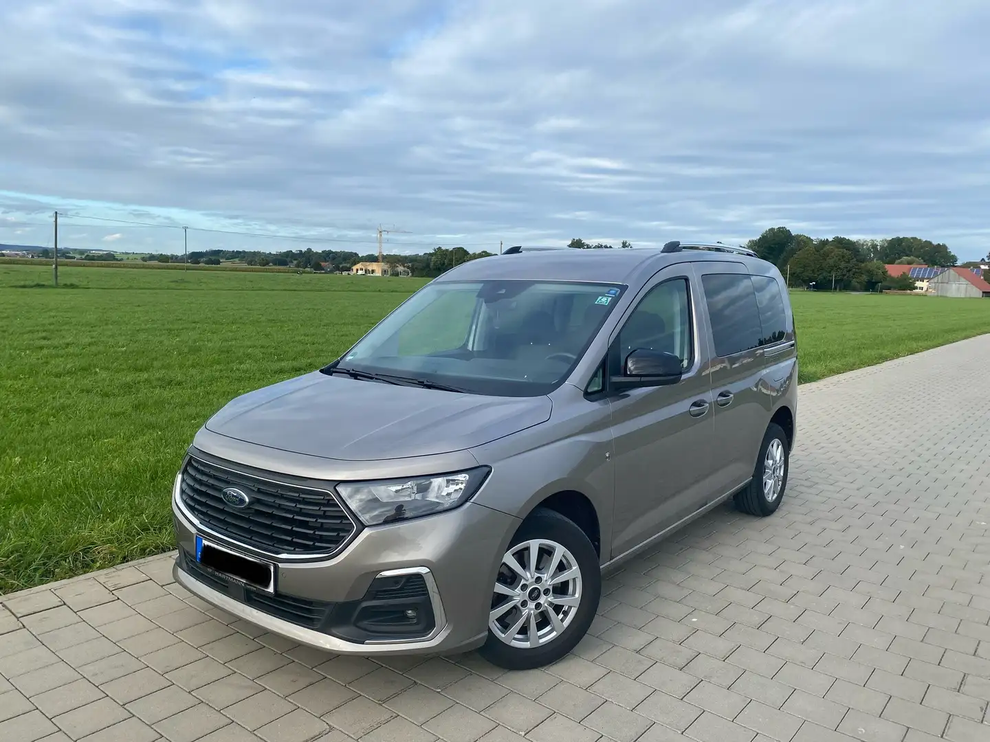 Ford Tourneo Connect Titanium Grau - 1