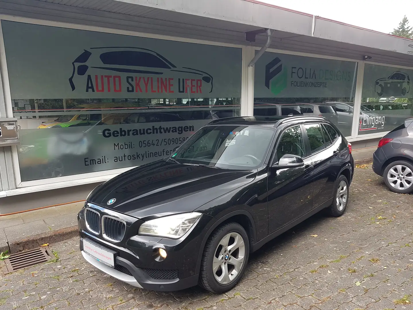 BMW X1 2.0D 143PS xDrive 4X4+AUTOMATIK+XENON+PANO+NAVI+SH Schwarz - 1