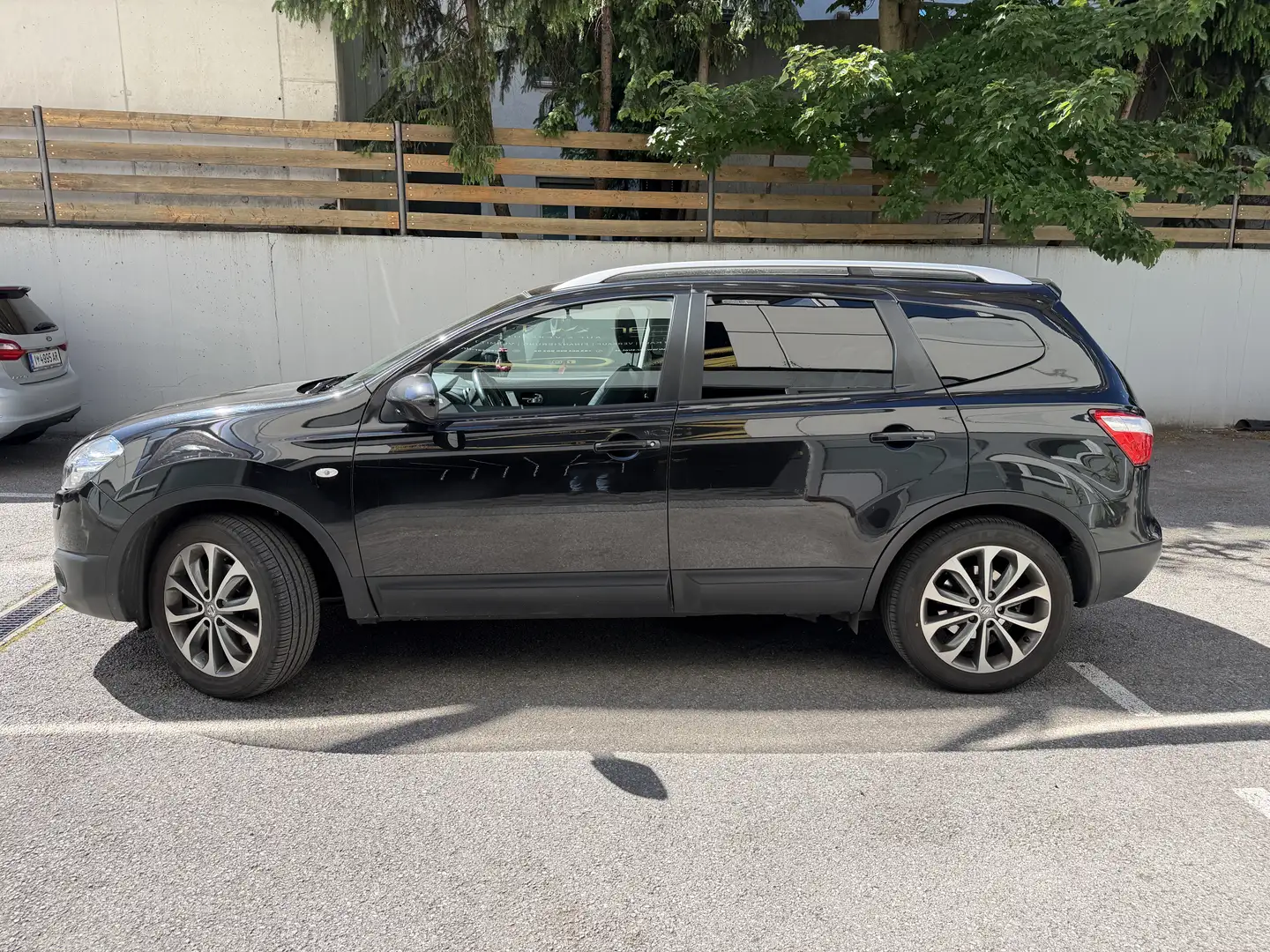 Nissan Qashqai+2 2,0 dCi Tekna 4WD DPF Aut. Schwarz - 2