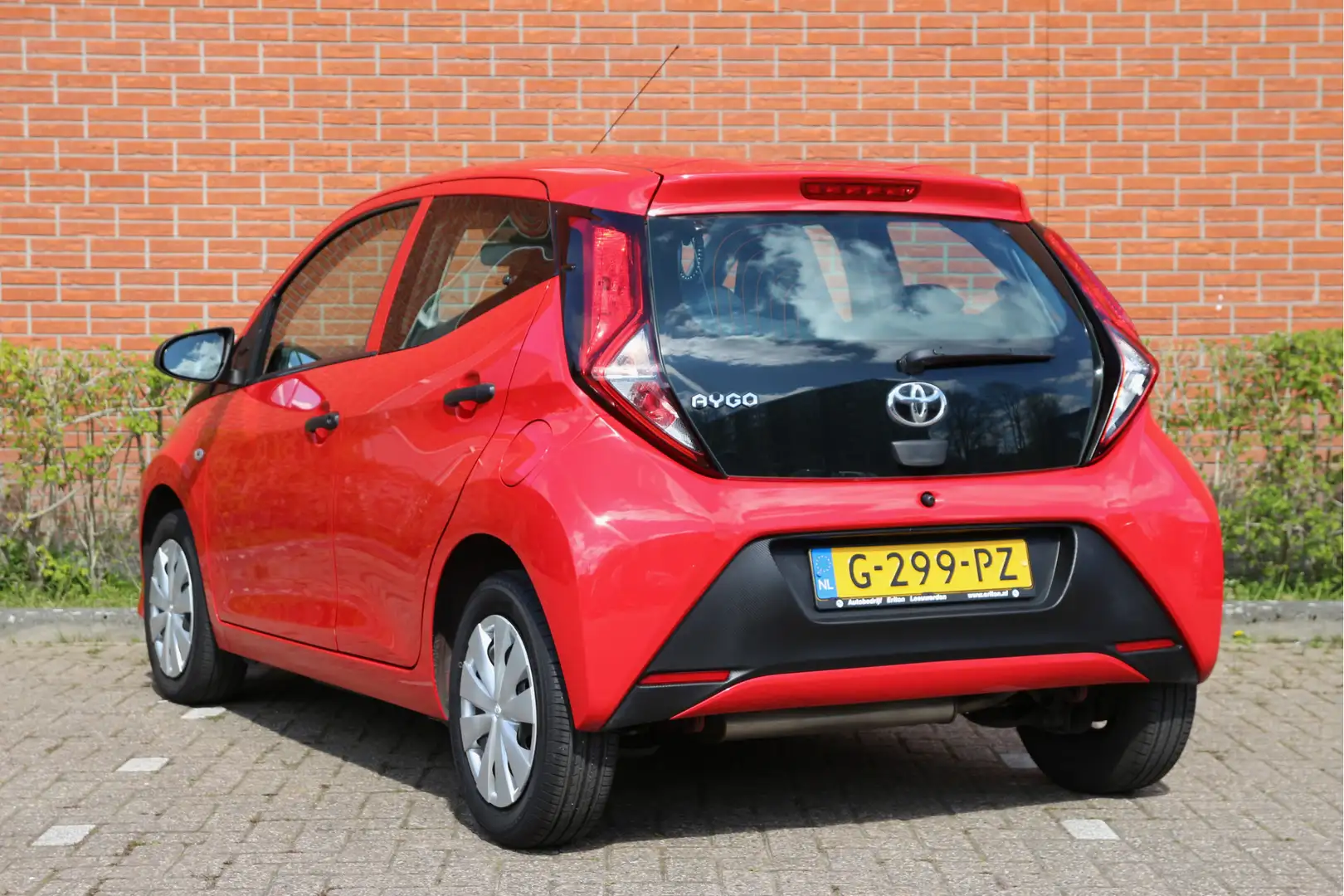 Toyota Aygo 1.0 VVT-i 75pk x-fun | NL-auto | 5 deuren | Airco Rouge - 2