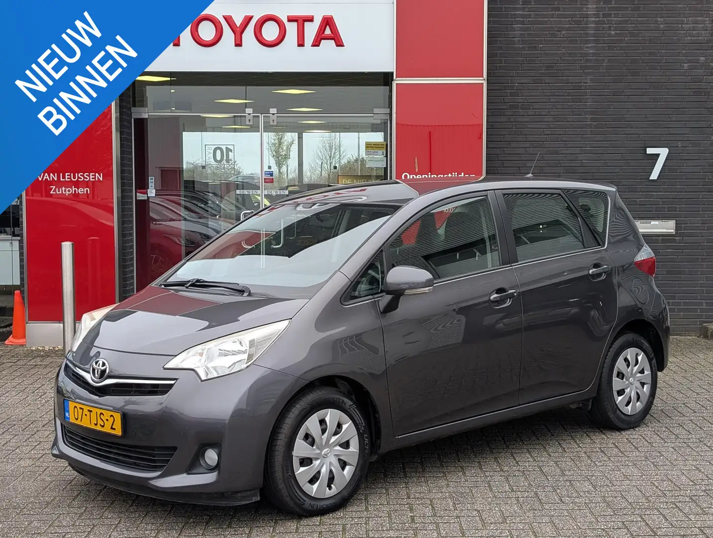 Toyota Verso-S 1.3 VVT-i Aspiration NL-AUTO LAGE KM-STAND BLUETOO Grau - 1