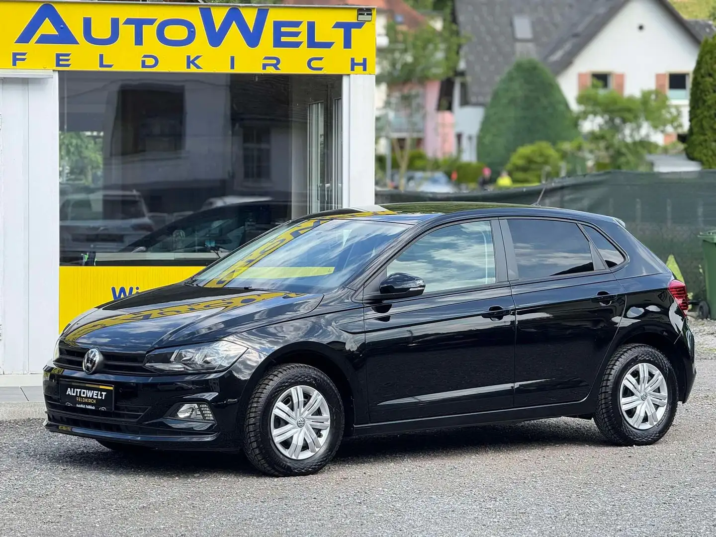 Volkswagen Polo Trendline 1.HAND *80PS *PARKSENSOR *APPLE CAR *SZH Negro - 1