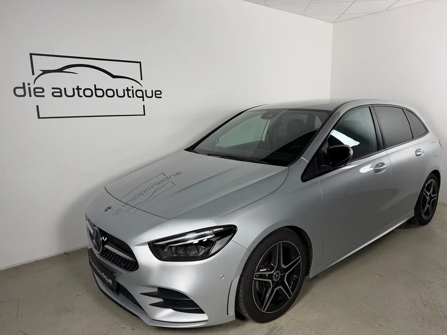 Mercedes-Benz B 200 // AMG Line // Night Paket // LED // 18'' // AHK / Silber - 1