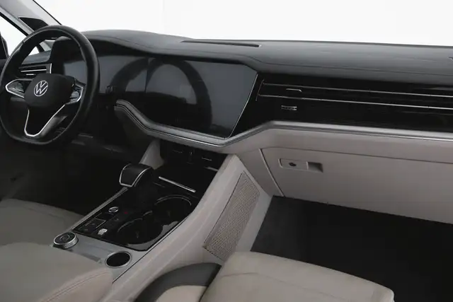 Volkswagen Touareg view 7