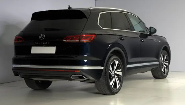 Volkswagen Touareg view 3