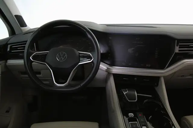 Volkswagen Touareg view 10