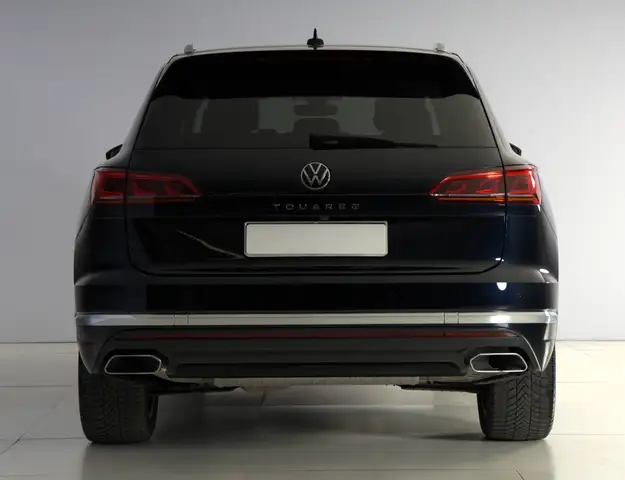Volkswagen Touareg view 4