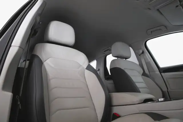 Volkswagen Touareg view 8