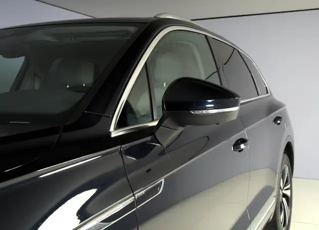 Volkswagen Touareg view 5