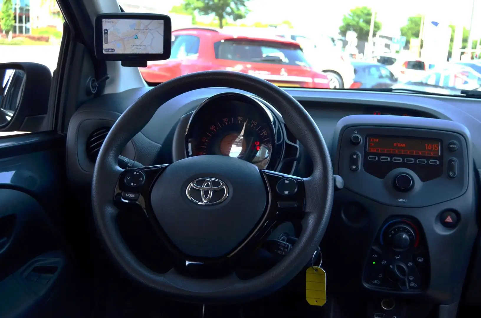Toyota Aygo 1.0 VVT-i x-fun|CRUISE|NAVI|AIRCO|BLUETOOTH|ONDERH Grijs - 2
